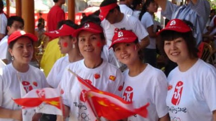 2008奧運火炬在蘭州傳遞，歐米茄中國區(qū)副總裁Carlos先生是第8號火炬手，蘭州巍雅斯員工啦啦隊為奧運加油